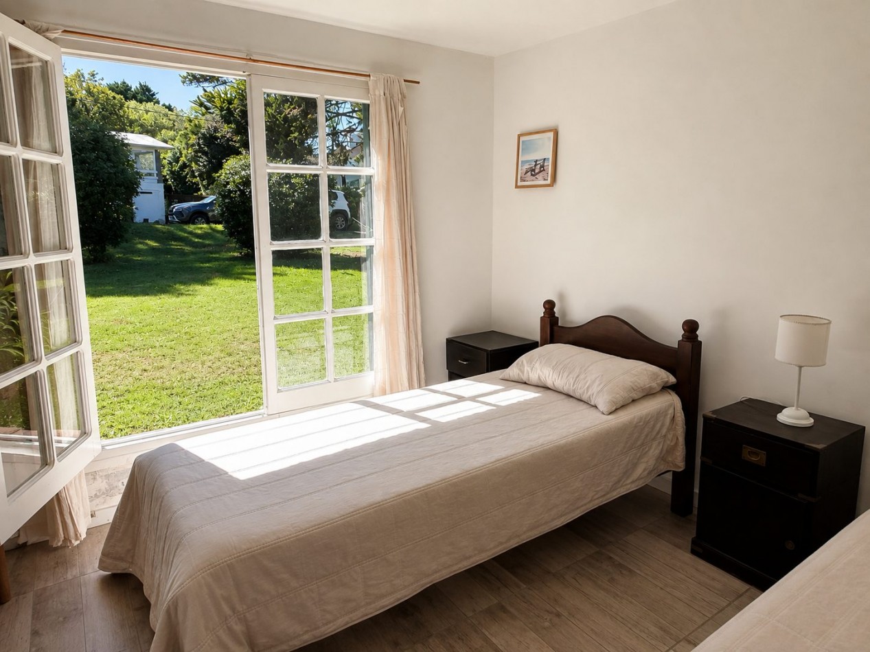 Casa en venta, Pinamar zona iglesia, 4 dormitorios, gran parque y muy cerca de la playa, gas natural