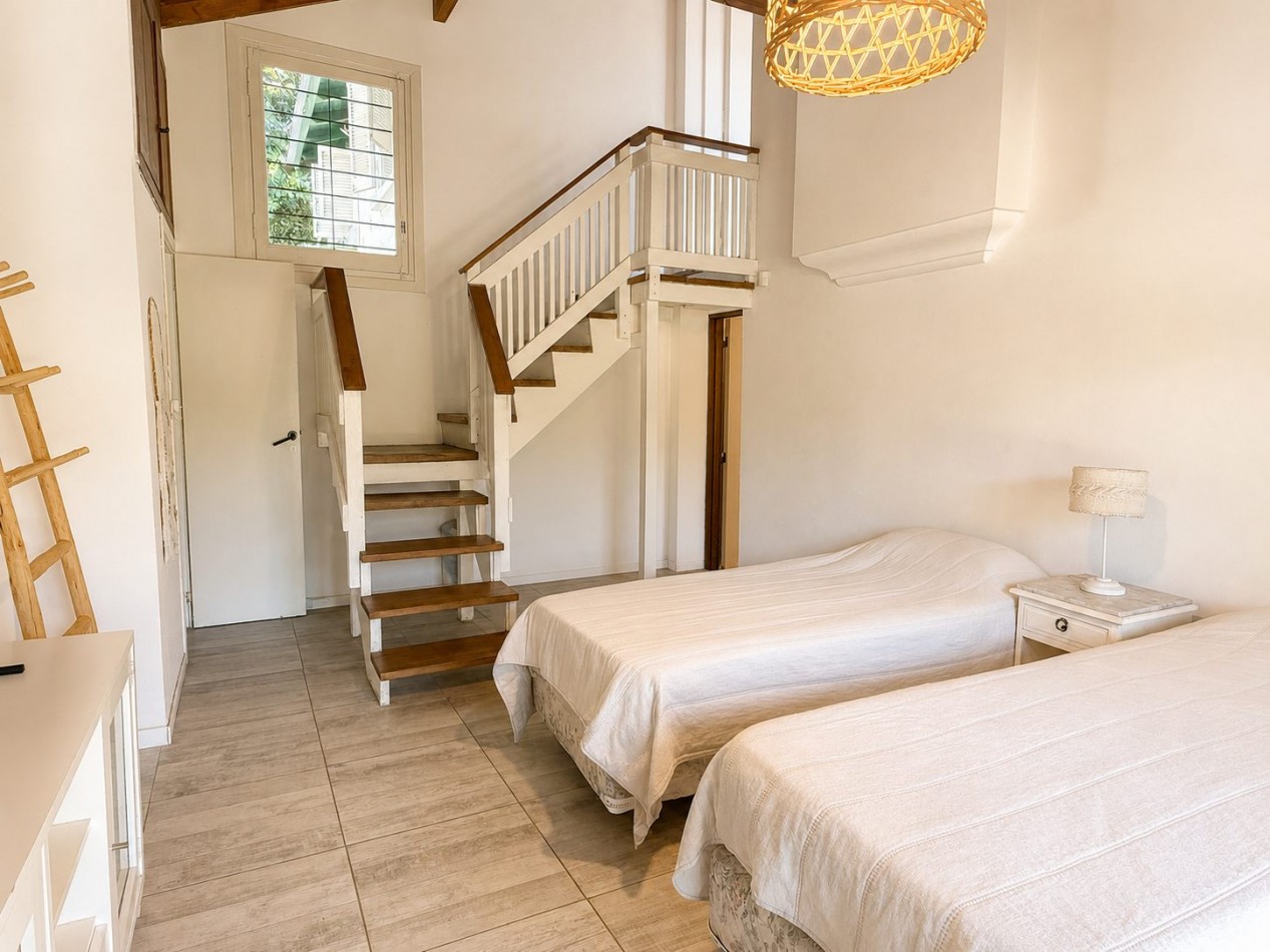 Casa en venta, Pinamar zona iglesia, 4 dormitorios, gran parque y muy cerca de la playa, gas natural