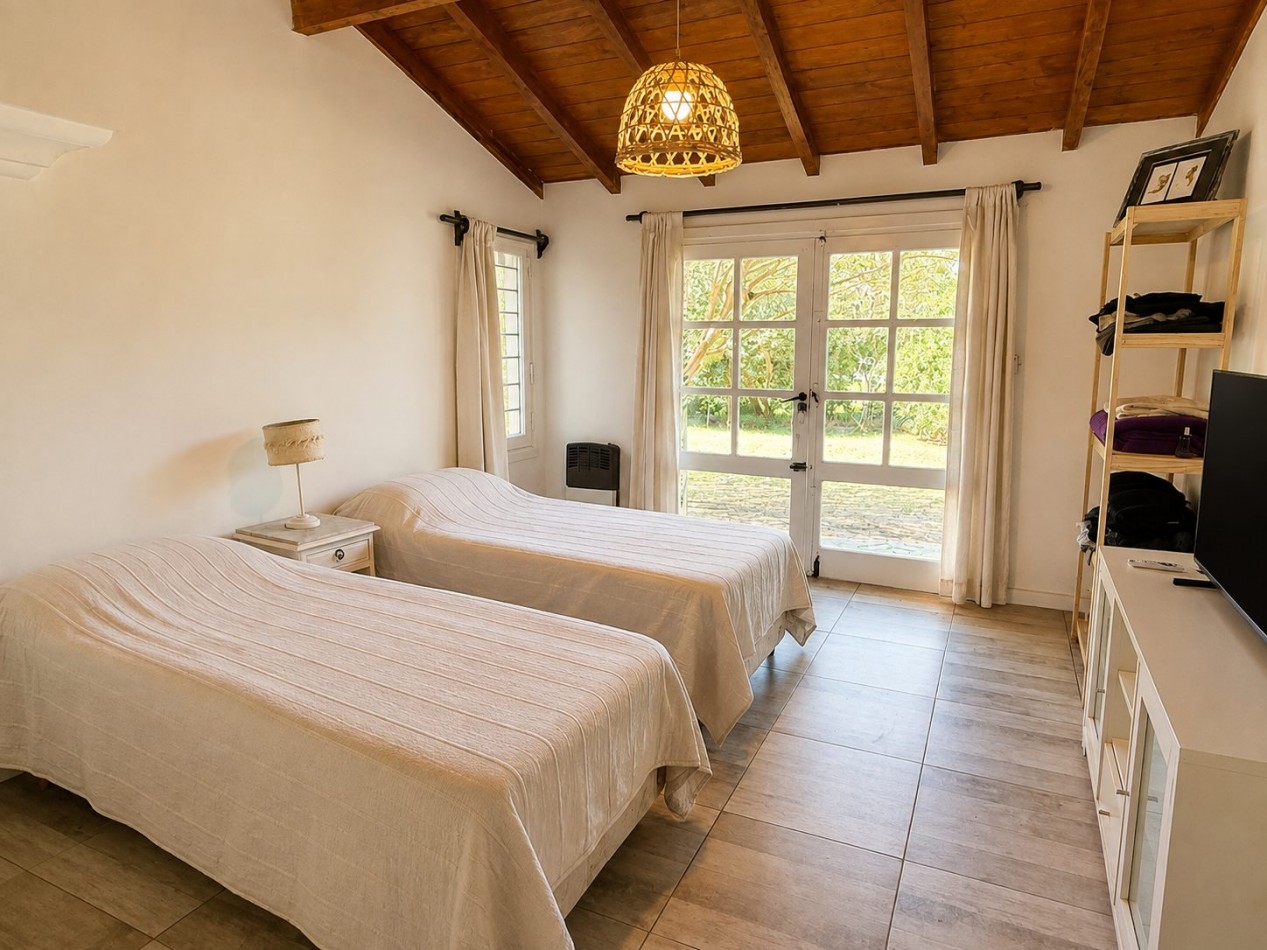 Casa en venta, Pinamar zona iglesia, 4 dormitorios, gran parque y muy cerca de la playa, gas natural