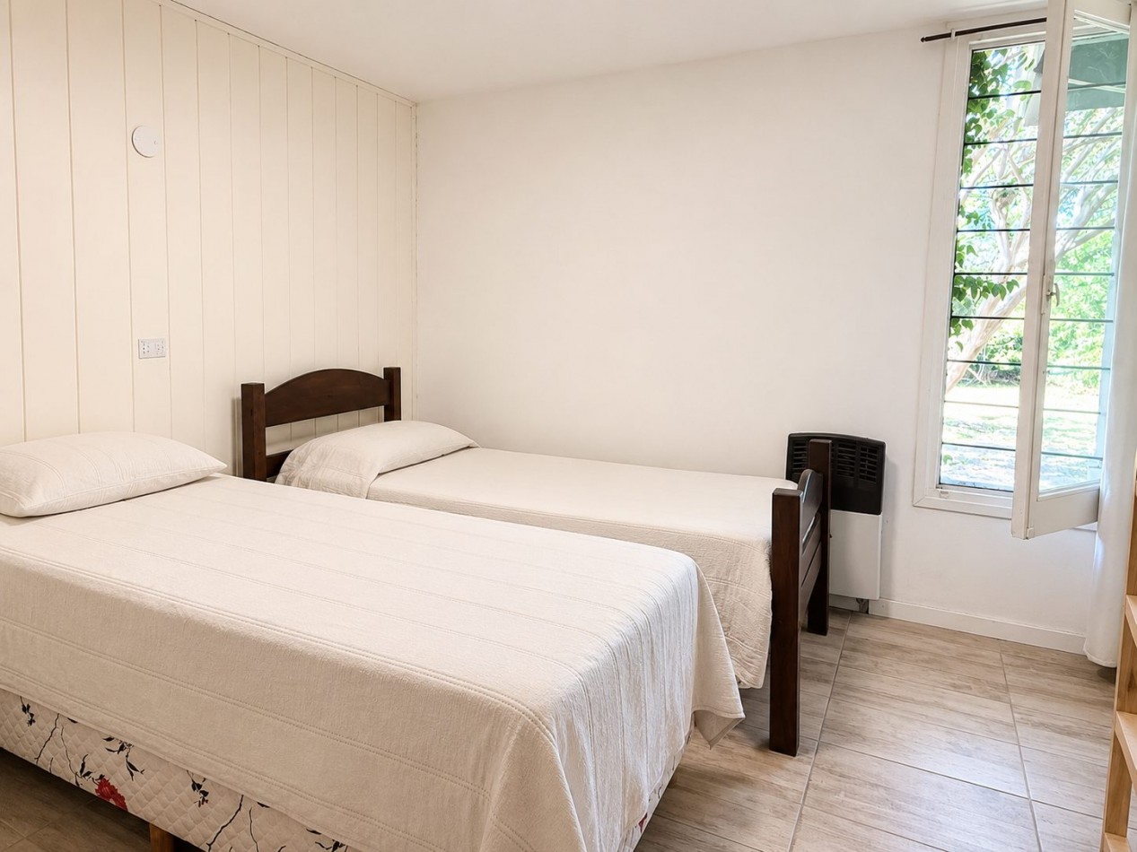 Casa en venta, Pinamar zona iglesia, 4 dormitorios, gran parque y muy cerca de la playa, gas natural
