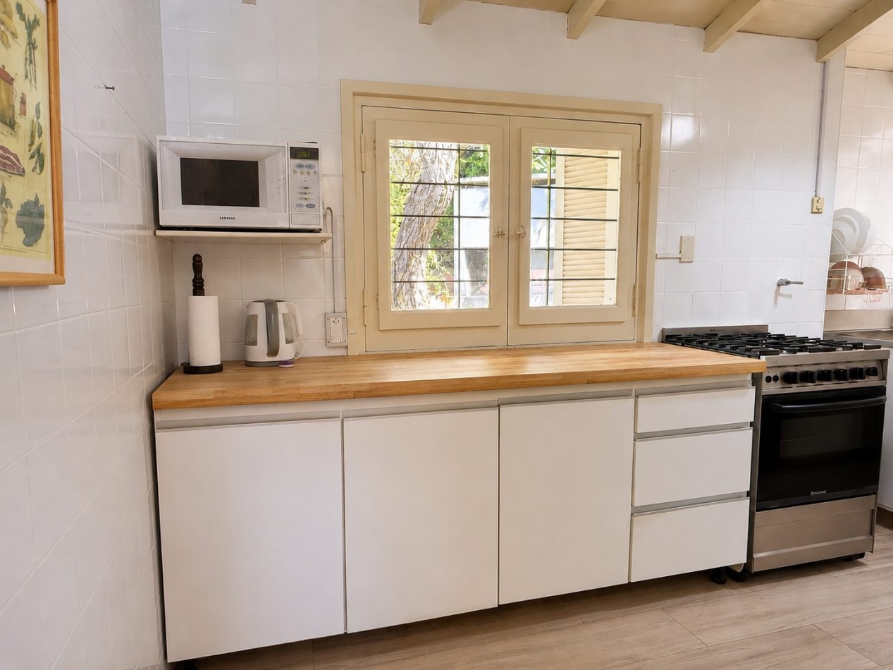 Casa en venta, Pinamar zona iglesia, 4 dormitorios, gran parque y muy cerca de la playa, gas natural