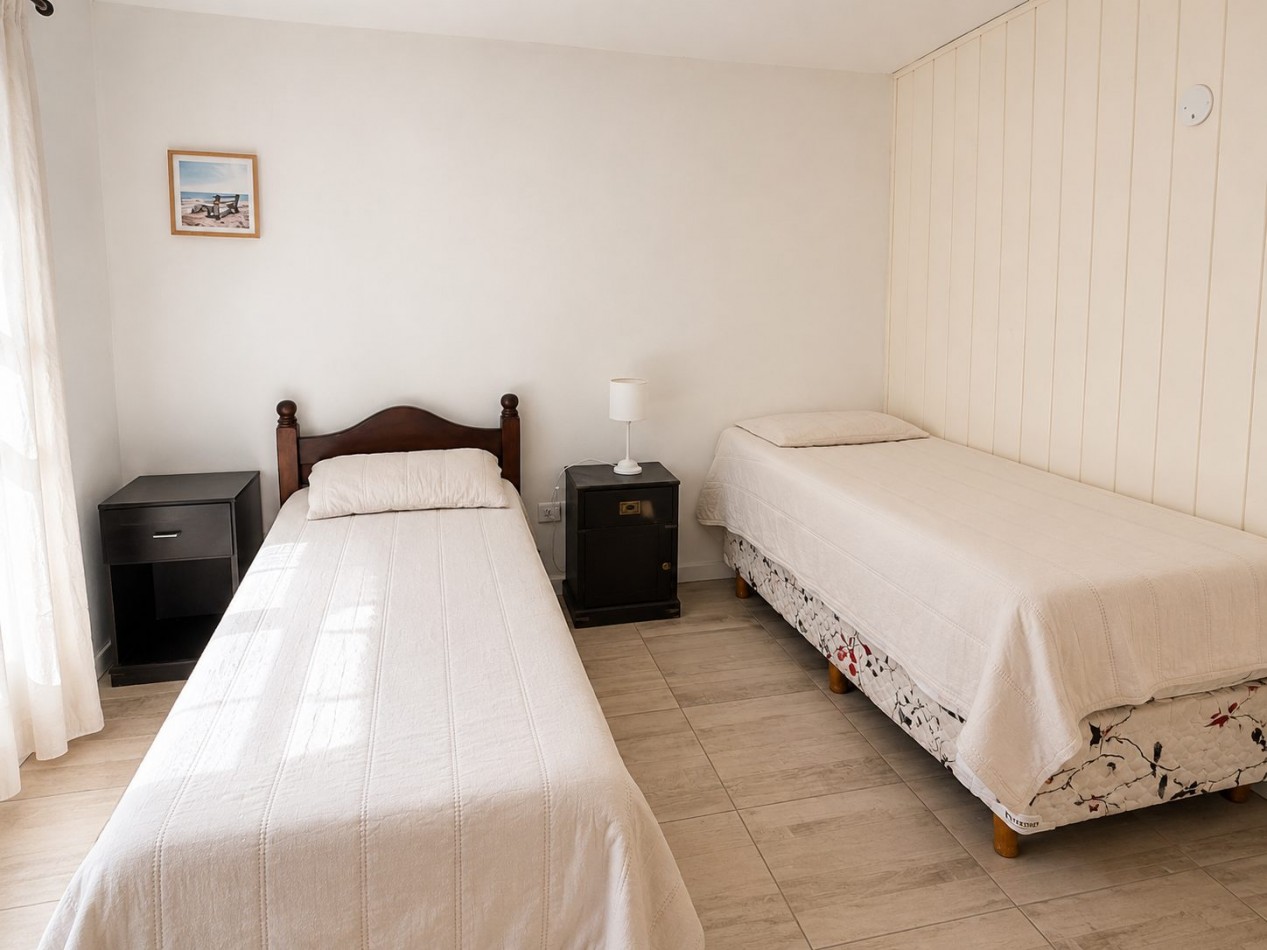 Casa en venta, Pinamar zona iglesia, 4 dormitorios, gran parque y muy cerca de la playa, gas natural