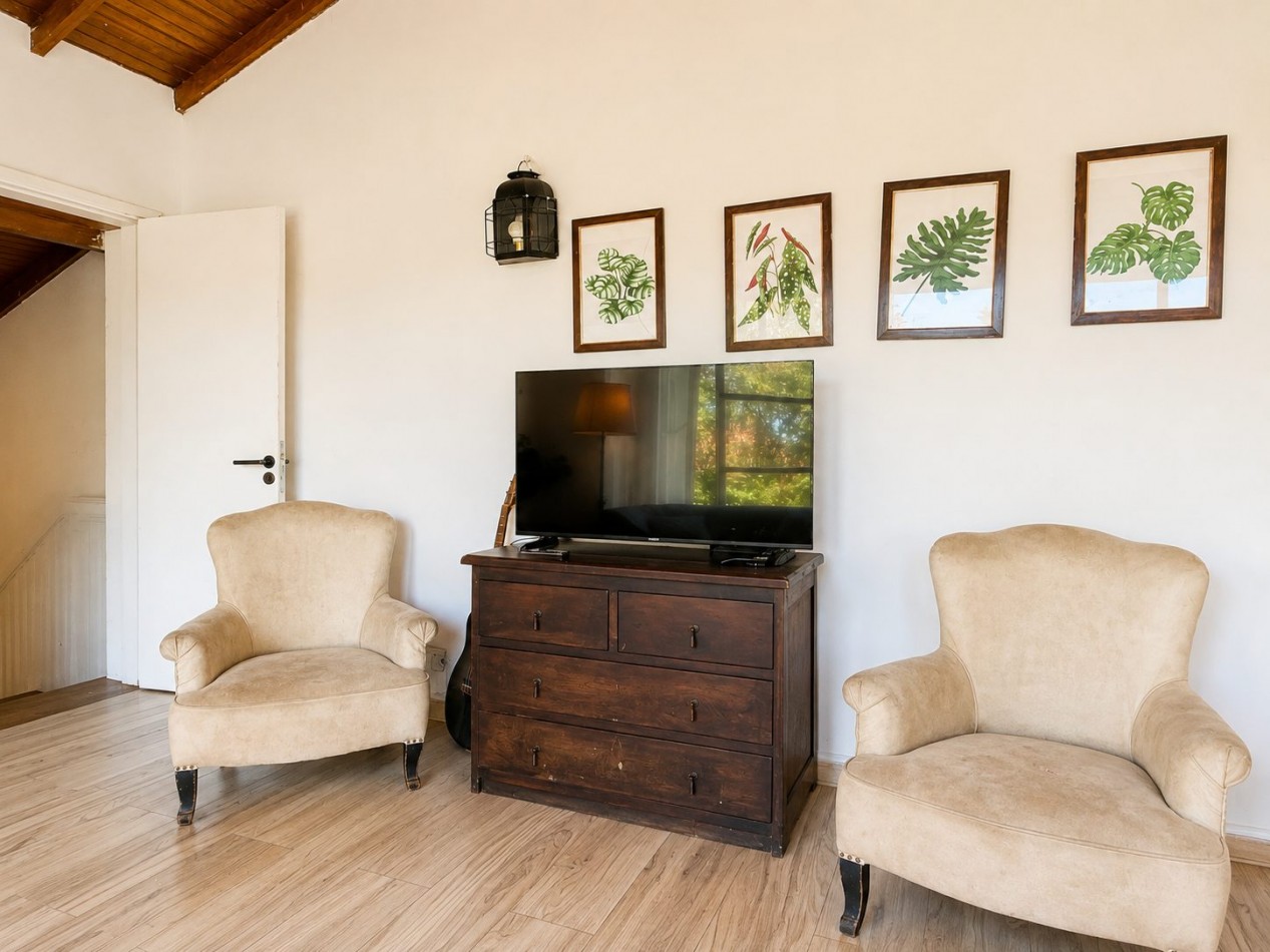 Casa en venta, Pinamar zona iglesia, 4 dormitorios, gran parque y muy cerca de la playa, gas natural
