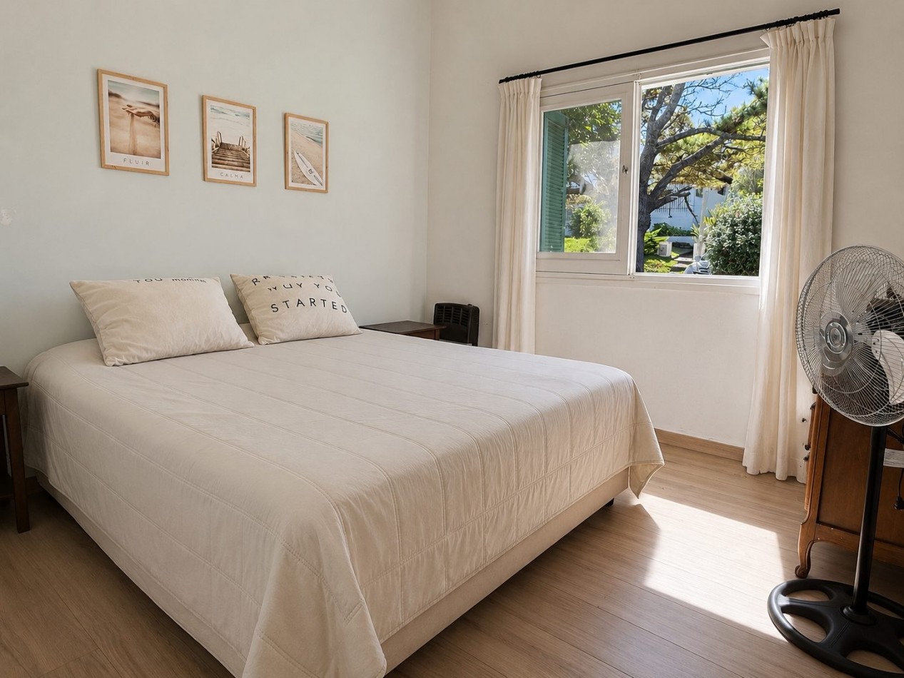 Casa en venta, Pinamar zona iglesia, 4 dormitorios, gran parque y muy cerca de la playa, gas natural