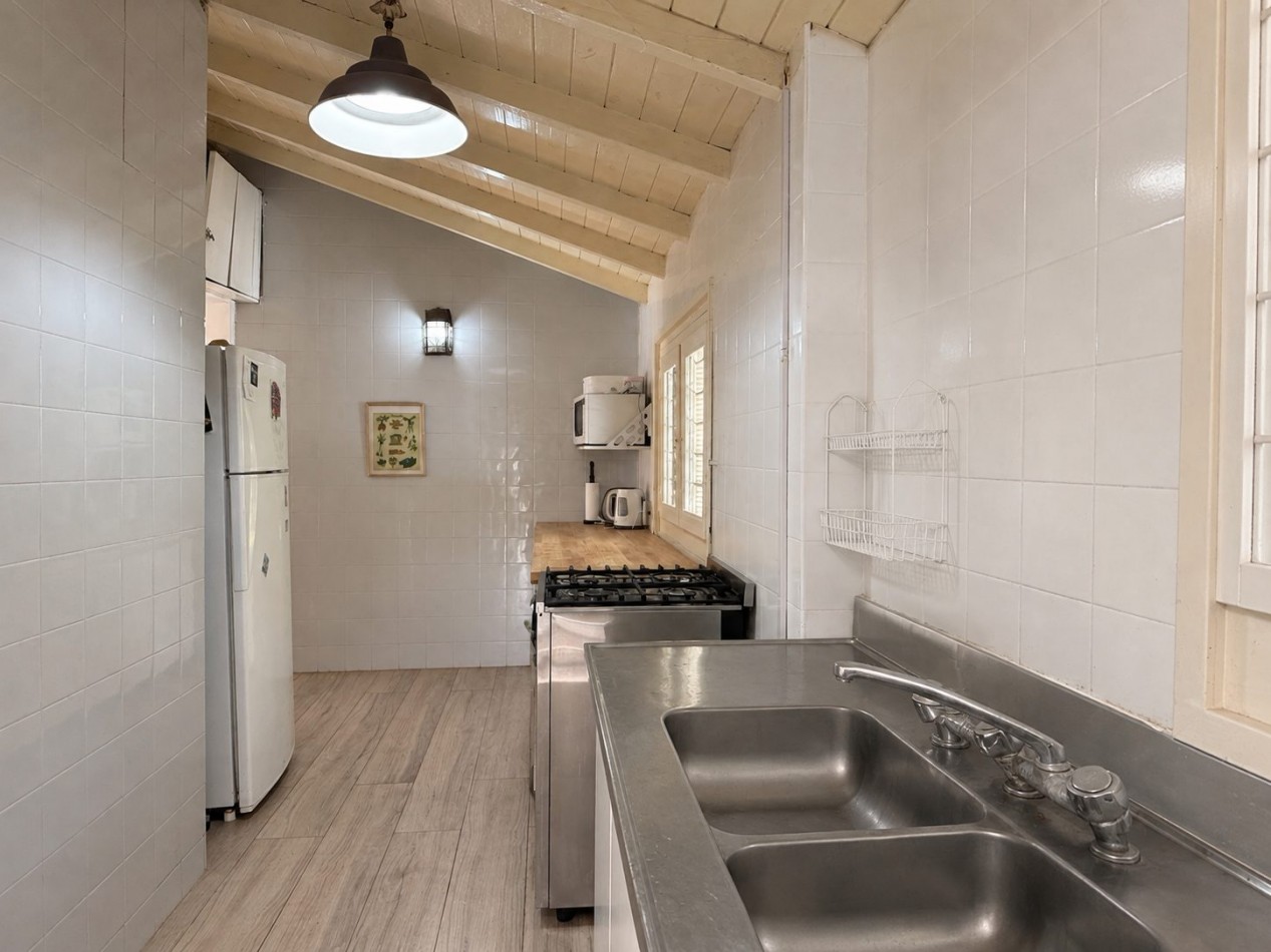 Casa en venta, Pinamar zona iglesia, 4 dormitorios, gran parque y muy cerca de la playa, gas natural