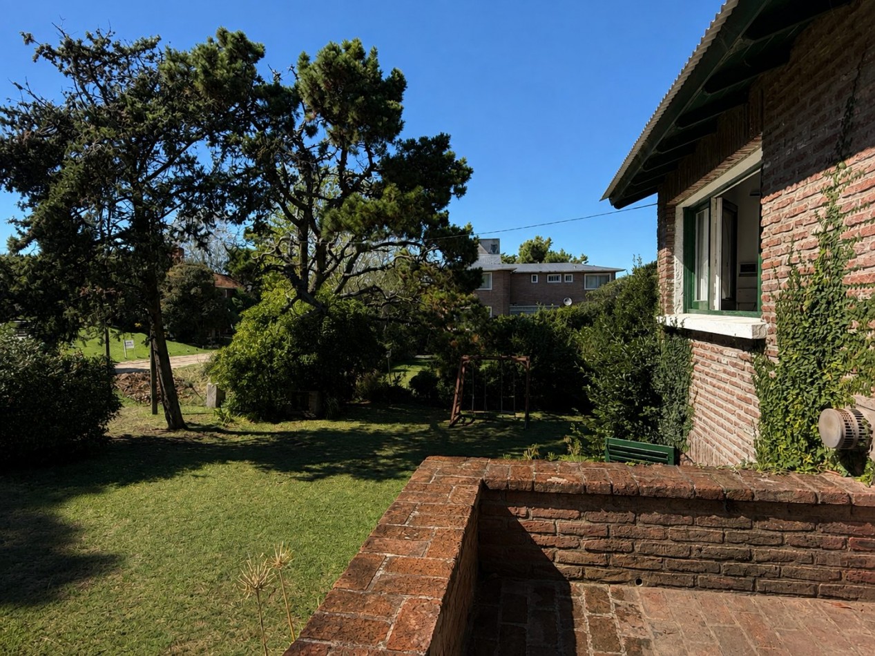 Casa en venta, Pinamar zona iglesia, 4 dormitorios, gran parque y muy cerca de la playa, gas natural