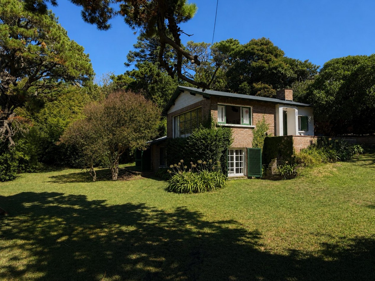 Casa en venta, Pinamar zona iglesia, 4 dormitorios, gran parque y muy cerca de la playa, gas natural
