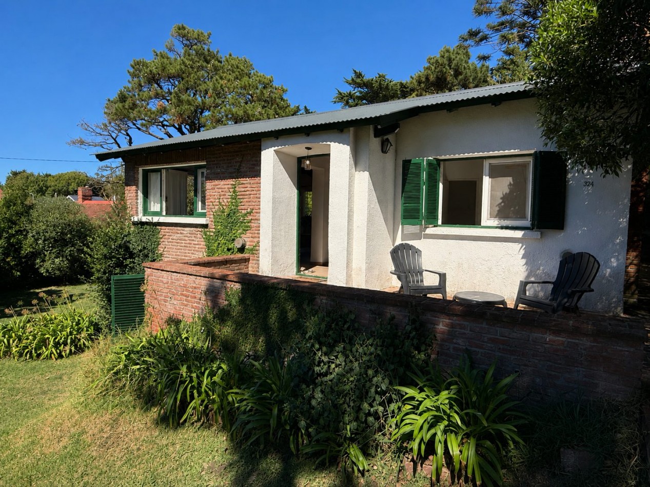 Casa en venta, Pinamar zona iglesia, 4 dormitorios, gran parque y muy cerca de la playa, gas natural