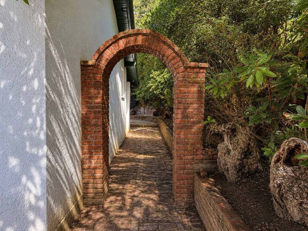Casa en venta, Pinamar zona iglesia, 4 dormitorios, gran parque y muy cerca de la playa, gas natural