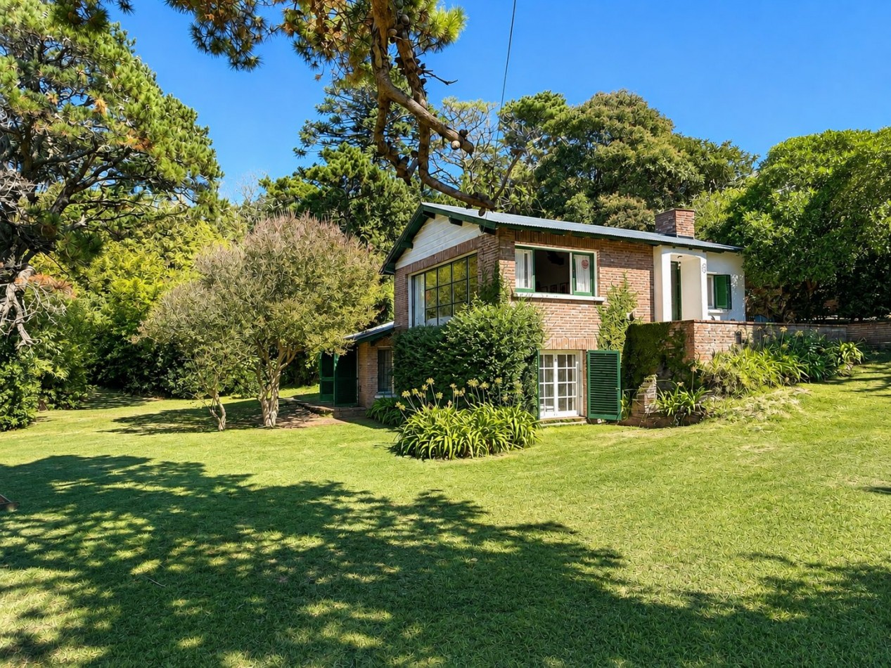 Casa en venta, Pinamar zona iglesia, 4 dormitorios, gran parque y muy cerca de la playa, gas natural
