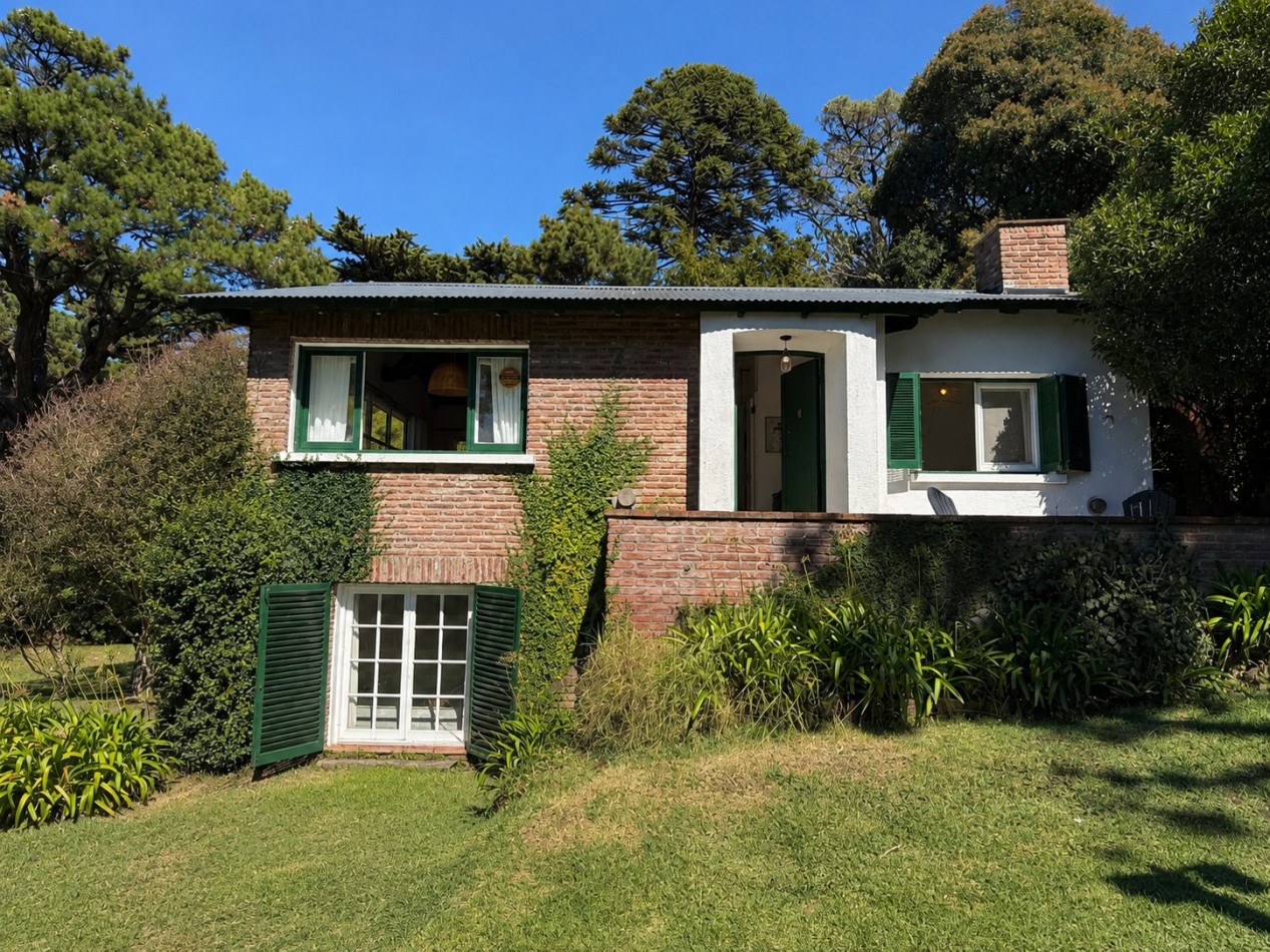 Casa en venta, Pinamar zona iglesia, 4 dormitorios, gran parque y muy cerca de la playa, gas natural