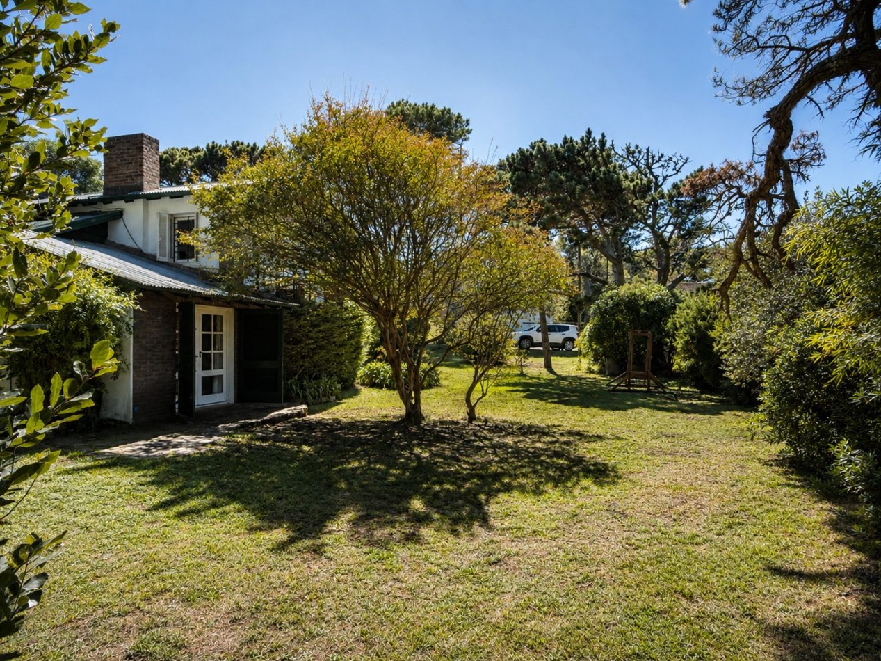 Casa en venta, Pinamar zona iglesia, 4 dormitorios, gran parque y muy cerca de la playa, gas natural