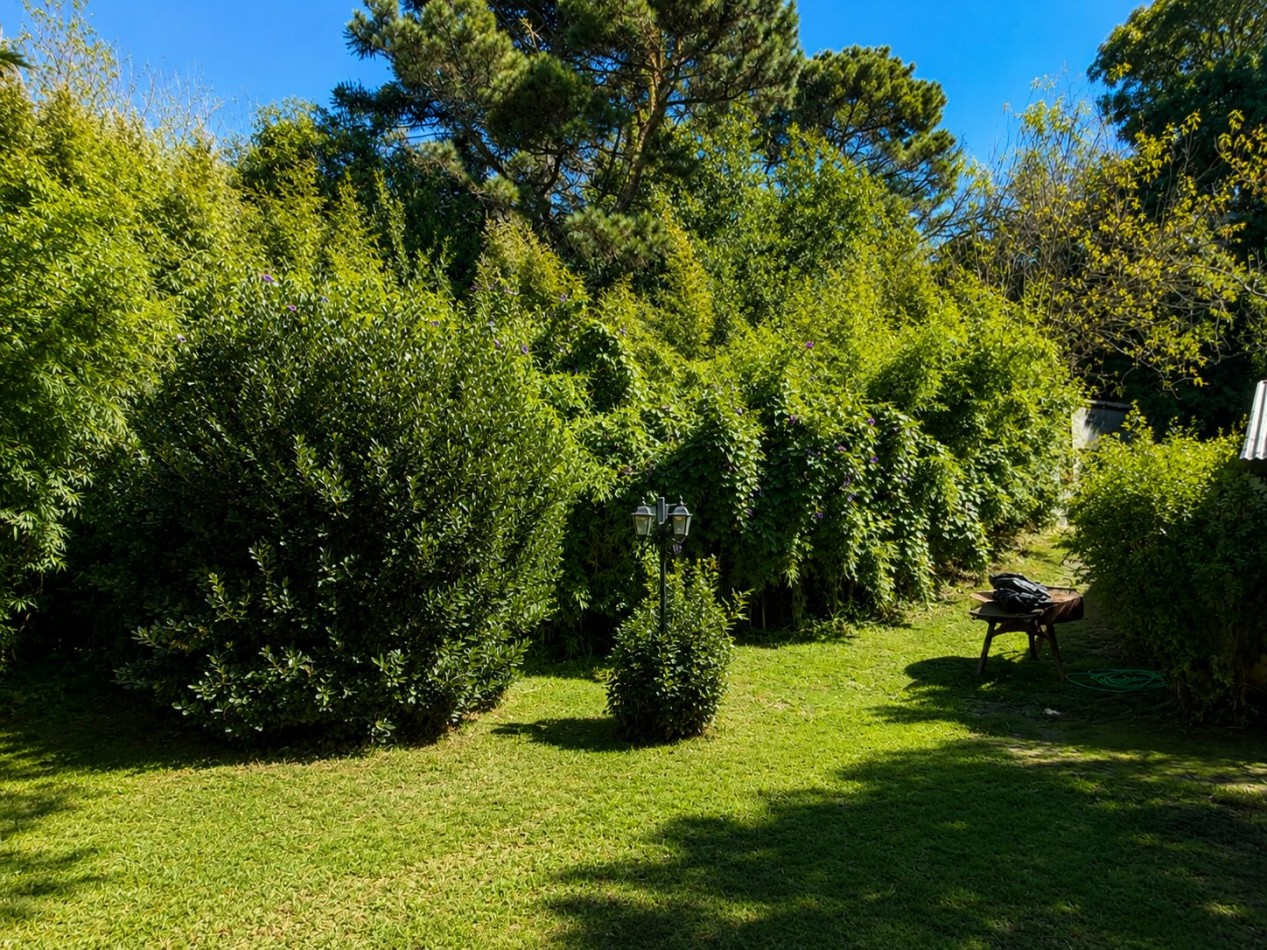 Casa en venta, Pinamar zona iglesia, 4 dormitorios, gran parque y muy cerca de la playa, gas natural