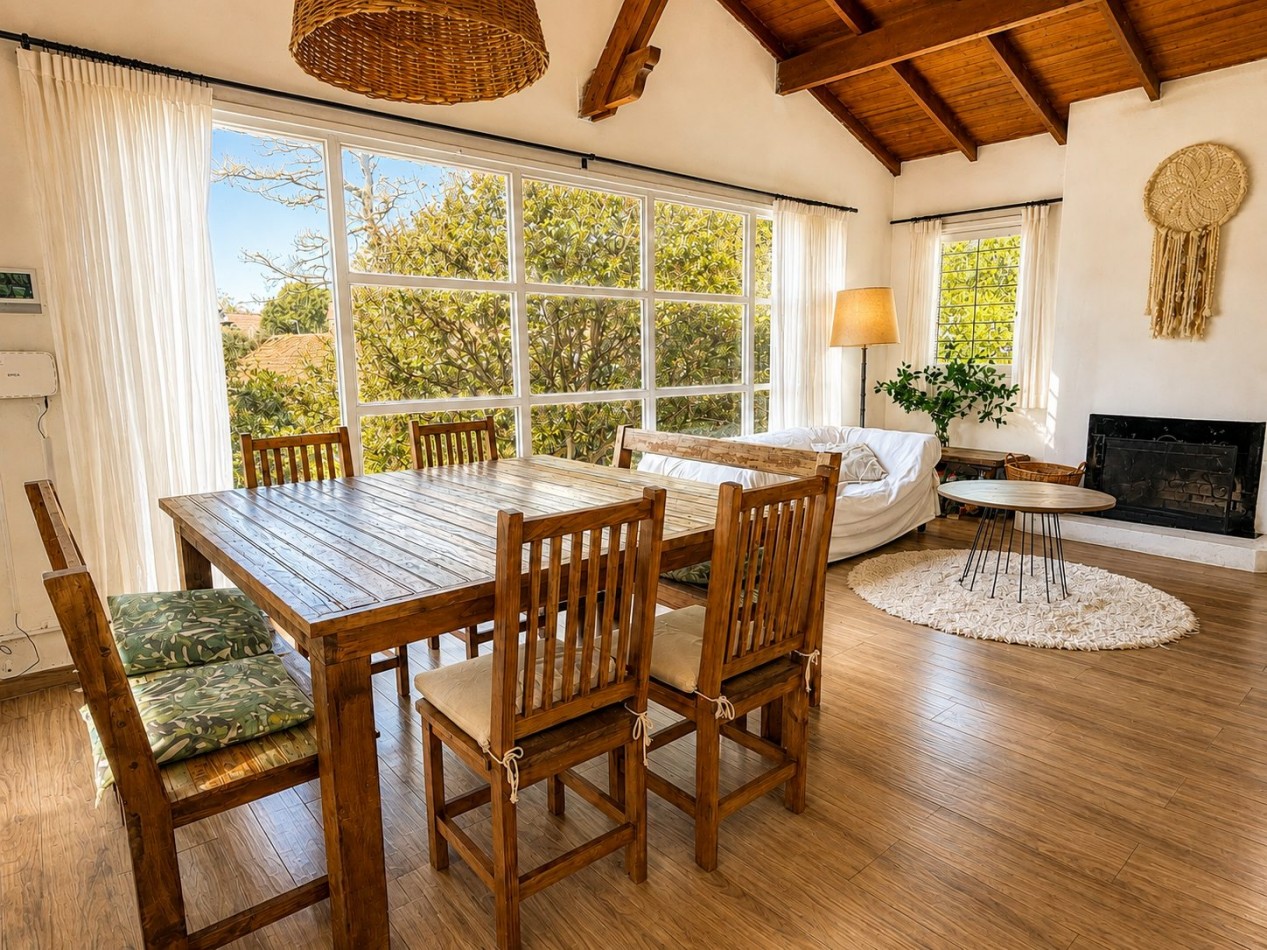 Casa en venta, Pinamar zona iglesia, 4 dormitorios, gran parque y muy cerca de la playa, gas natural