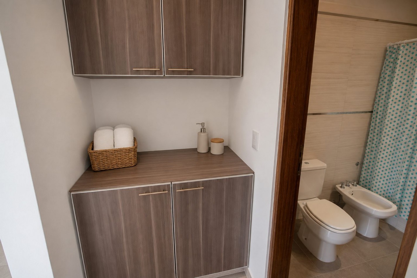 Moderno departamento 2 ambientes a la venta en Pinamar con cochera en el centro con gas natural