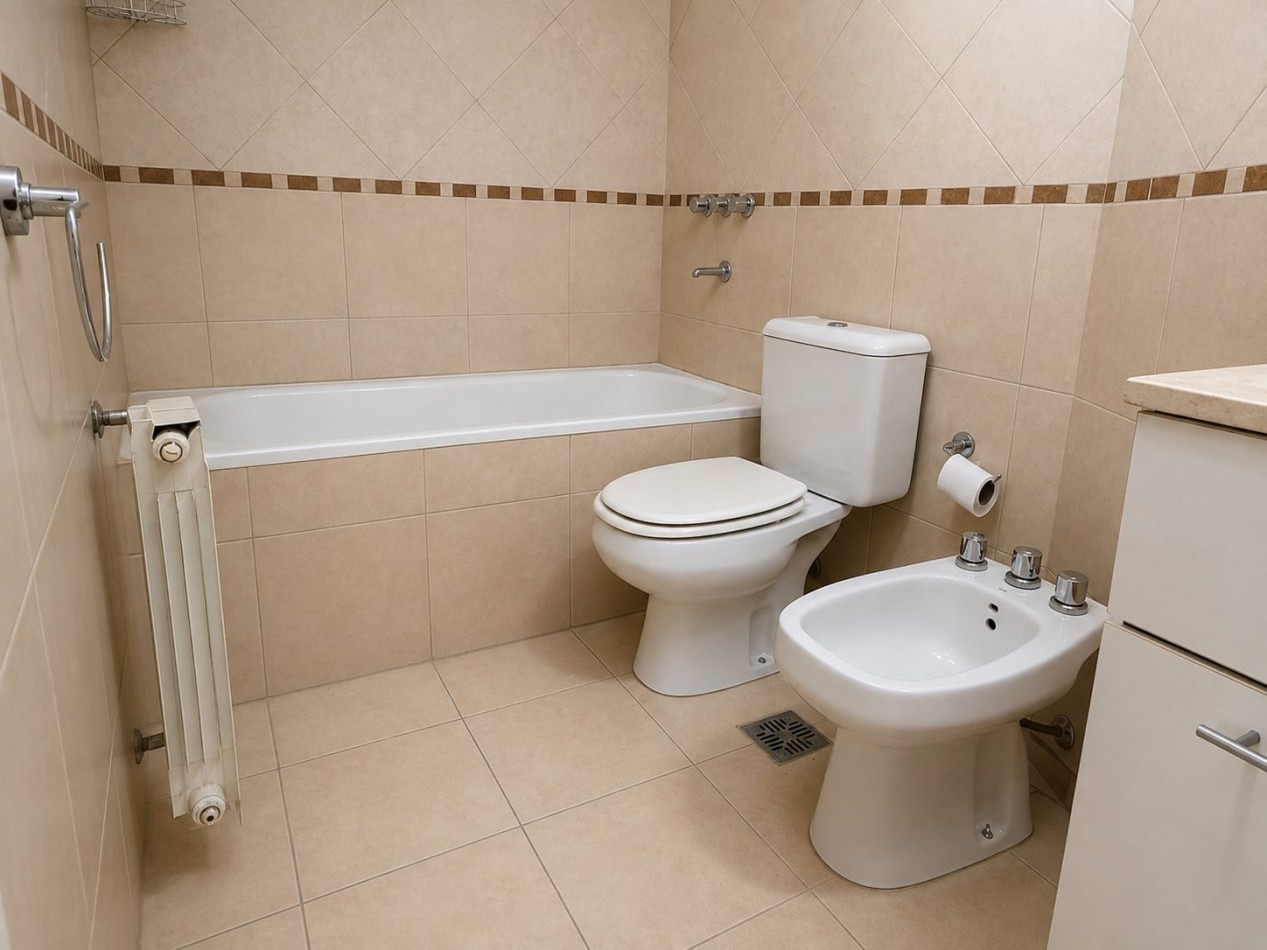 DEPARTAMENTO MODERNO 3 AMBIENTES EN VENTA - PINAMAR - GAS NATURAL, RADIADORES, CENTRO