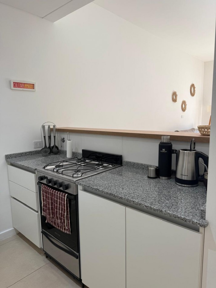 Departamento a la venta, amplio, luminoso, 2 ambientes, con gas natural, losa radiante y cochera 