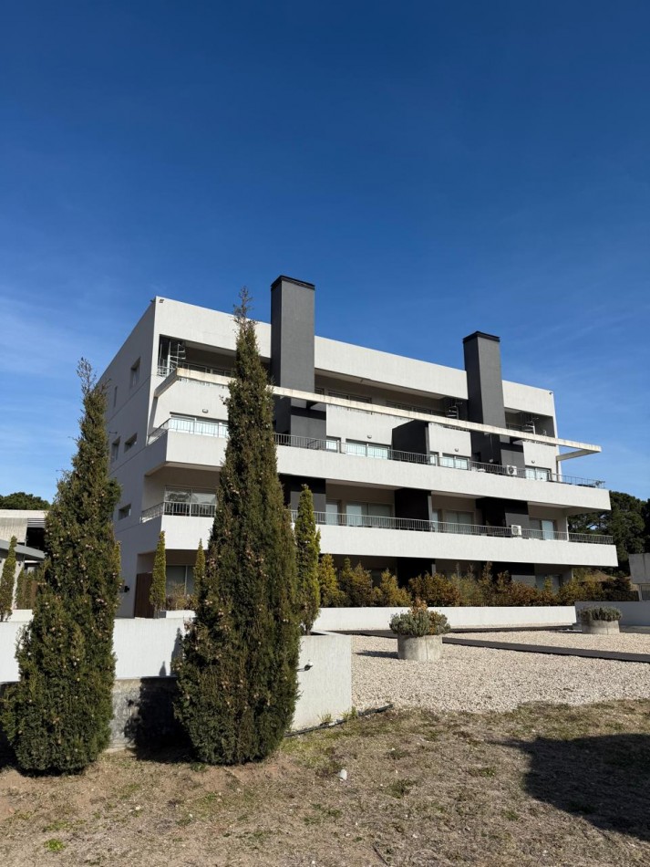 Departamento a la venta, amplio, luminoso, 2 ambientes, con gas natural, losa radiante y cochera 