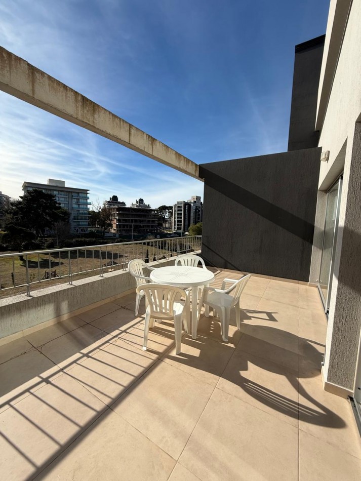 Departamento a la venta, amplio, luminoso, 2 ambientes, con gas natural, losa radiante y cochera 