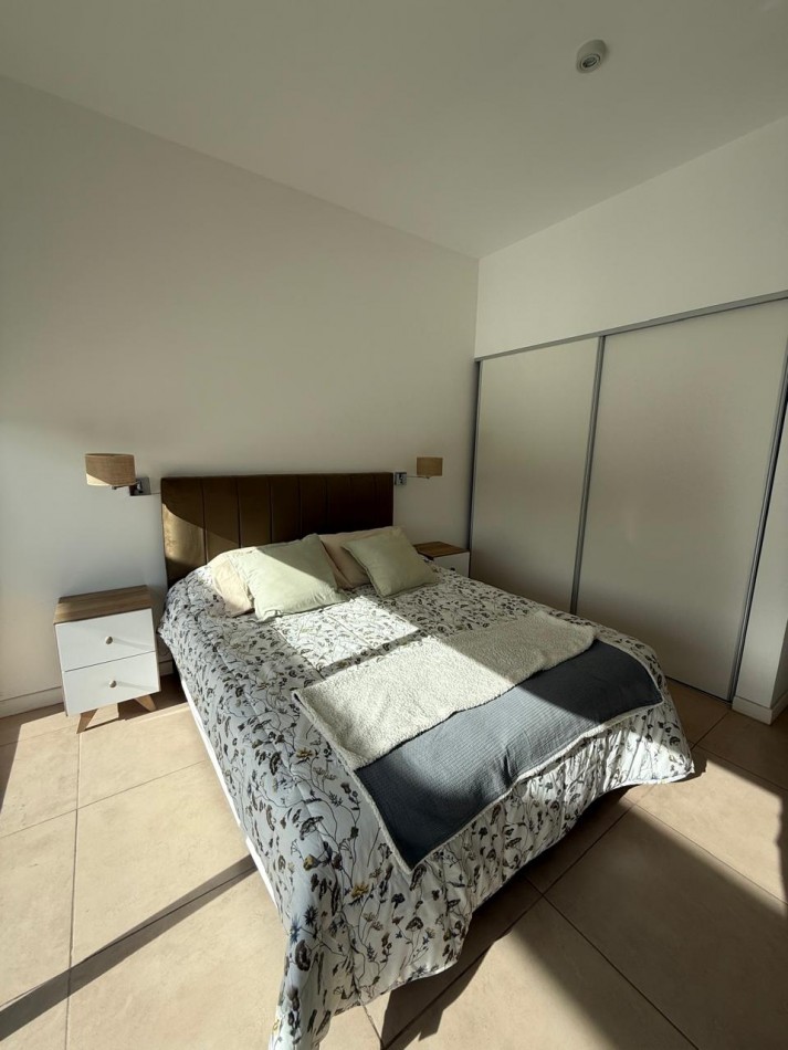 Departamento a la venta, amplio, luminoso, 2 ambientes, con gas natural, losa radiante y cochera 