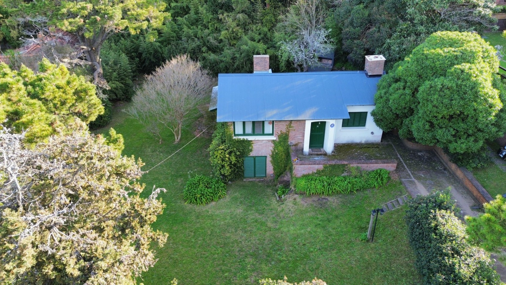 Casa en venta, Pinamar zona iglesia, 4 dormitorios, gran parque y muy cerca de la playa, gas natural