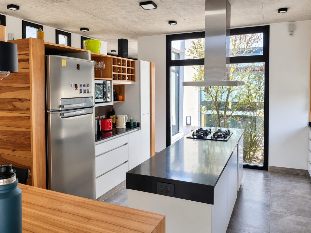 Casa moderna y luminosa en alquiler de verano, Pinamar, para 6 personas, garaje, quincho, parrilla