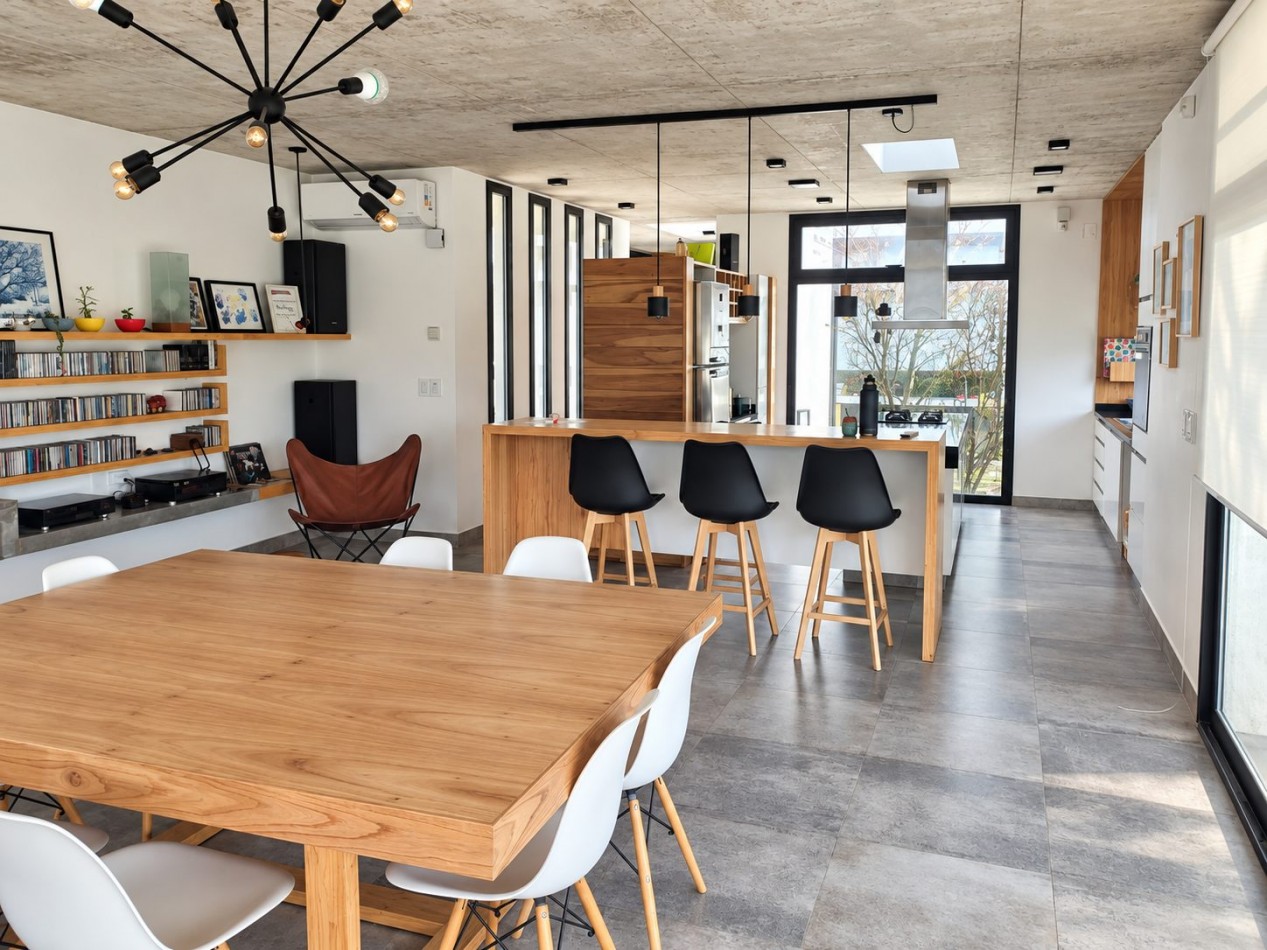 Casa moderna y luminosa en alquiler de verano, Pinamar, para 6 personas, garaje, quincho, parrilla
