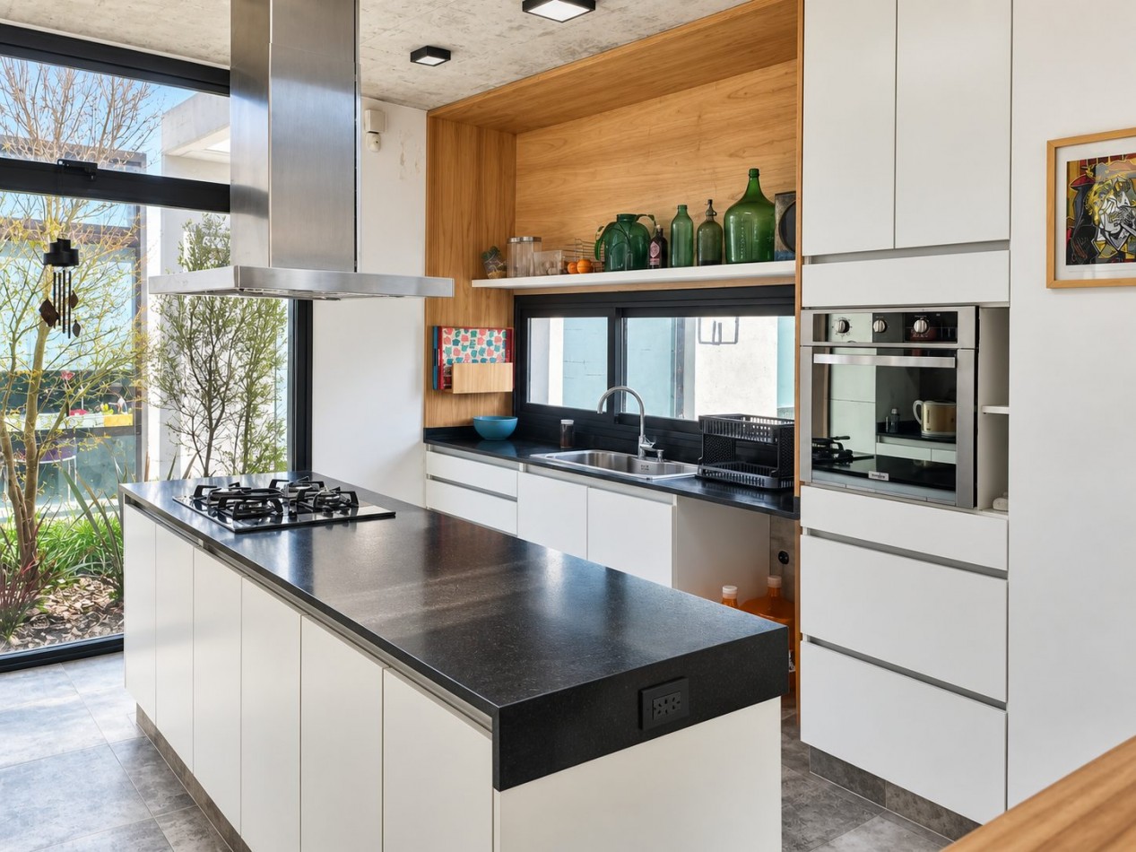 Casa moderna y luminosa en alquiler de verano, Pinamar, para 6 personas, garaje, quincho, parrilla