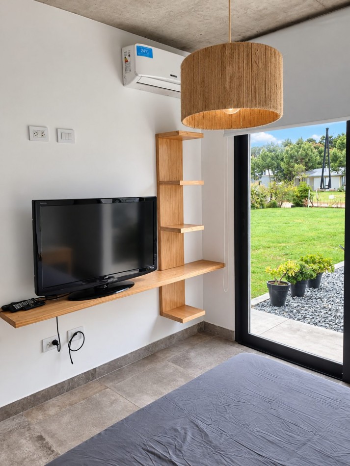 Casa moderna y luminosa en alquiler de verano, Pinamar, para 6 personas, garaje, quincho, parrilla