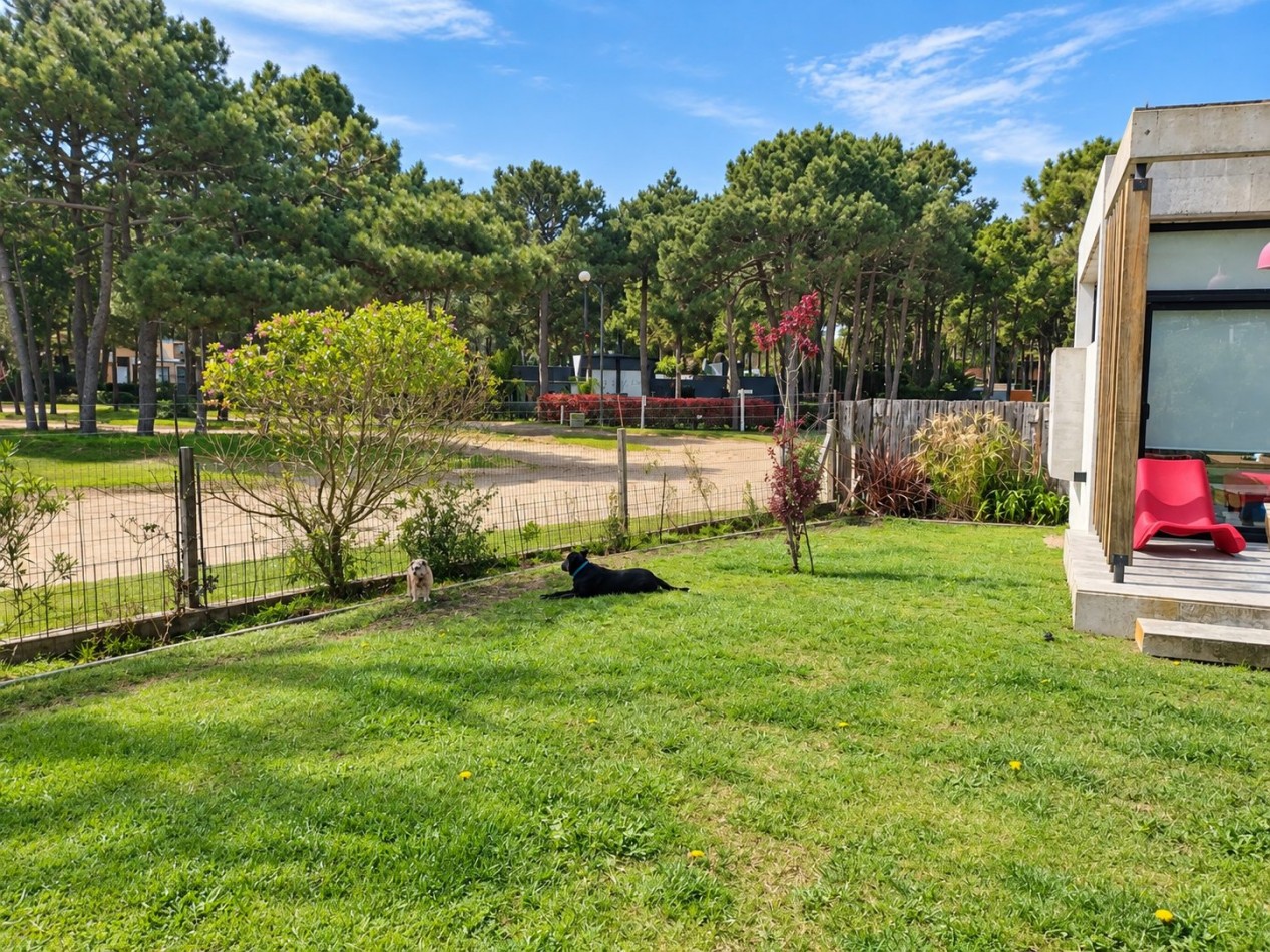 Casa moderna y luminosa en alquiler de verano, Pinamar, para 6 personas, garaje, quincho, parrilla