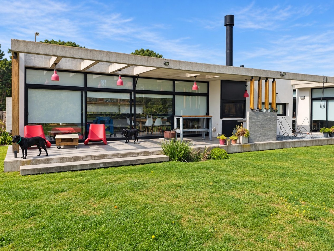 Casa moderna y luminosa en alquiler de verano, Pinamar, para 6 personas, garaje, quincho, parrilla