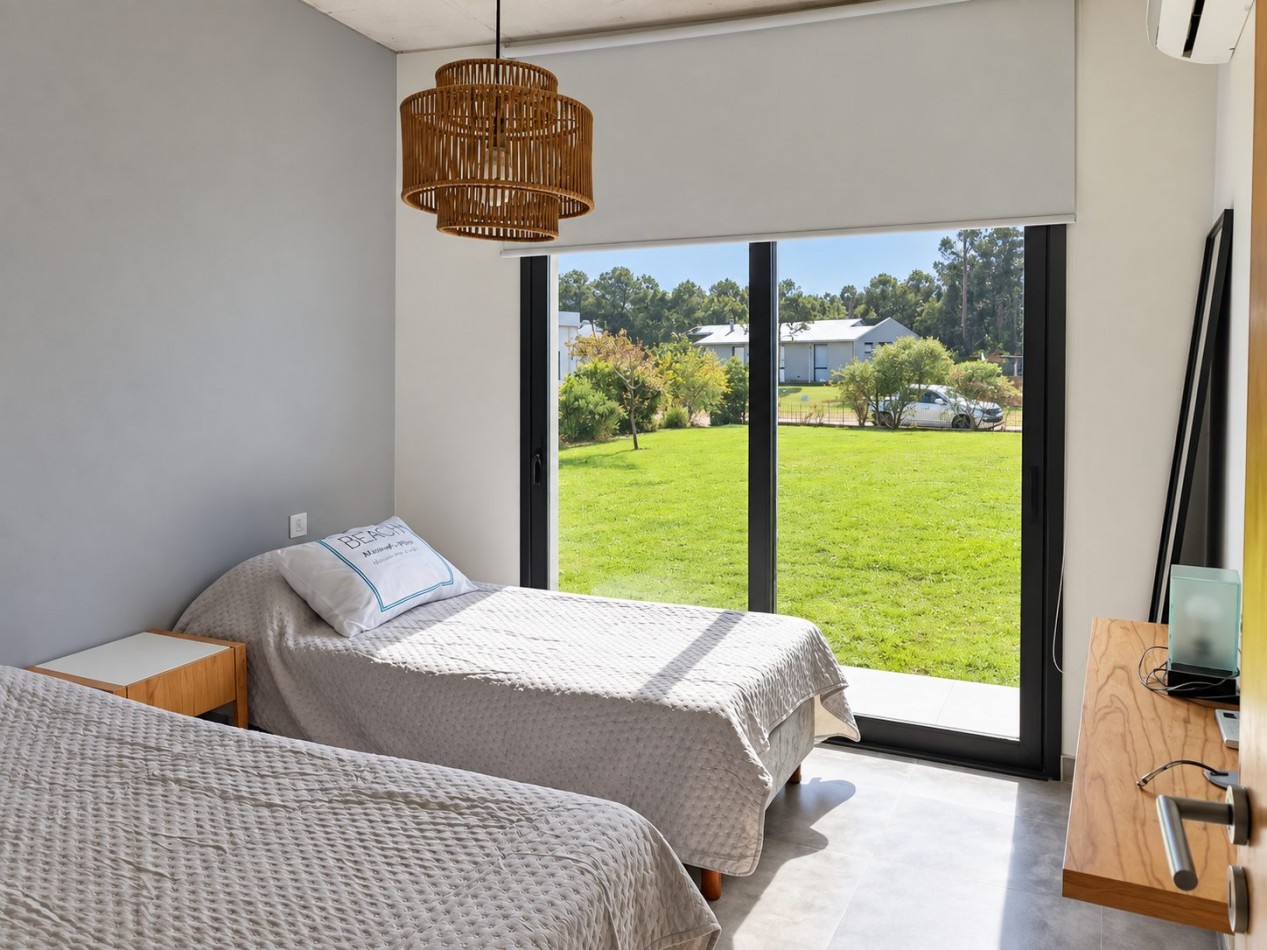 Casa moderna y luminosa en alquiler de verano, Pinamar, para 6 personas, garaje, quincho, parrilla