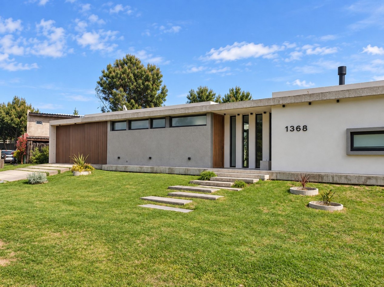 Casa moderna y luminosa en alquiler de verano, Pinamar, para 6 personas, garaje, quincho, parrilla