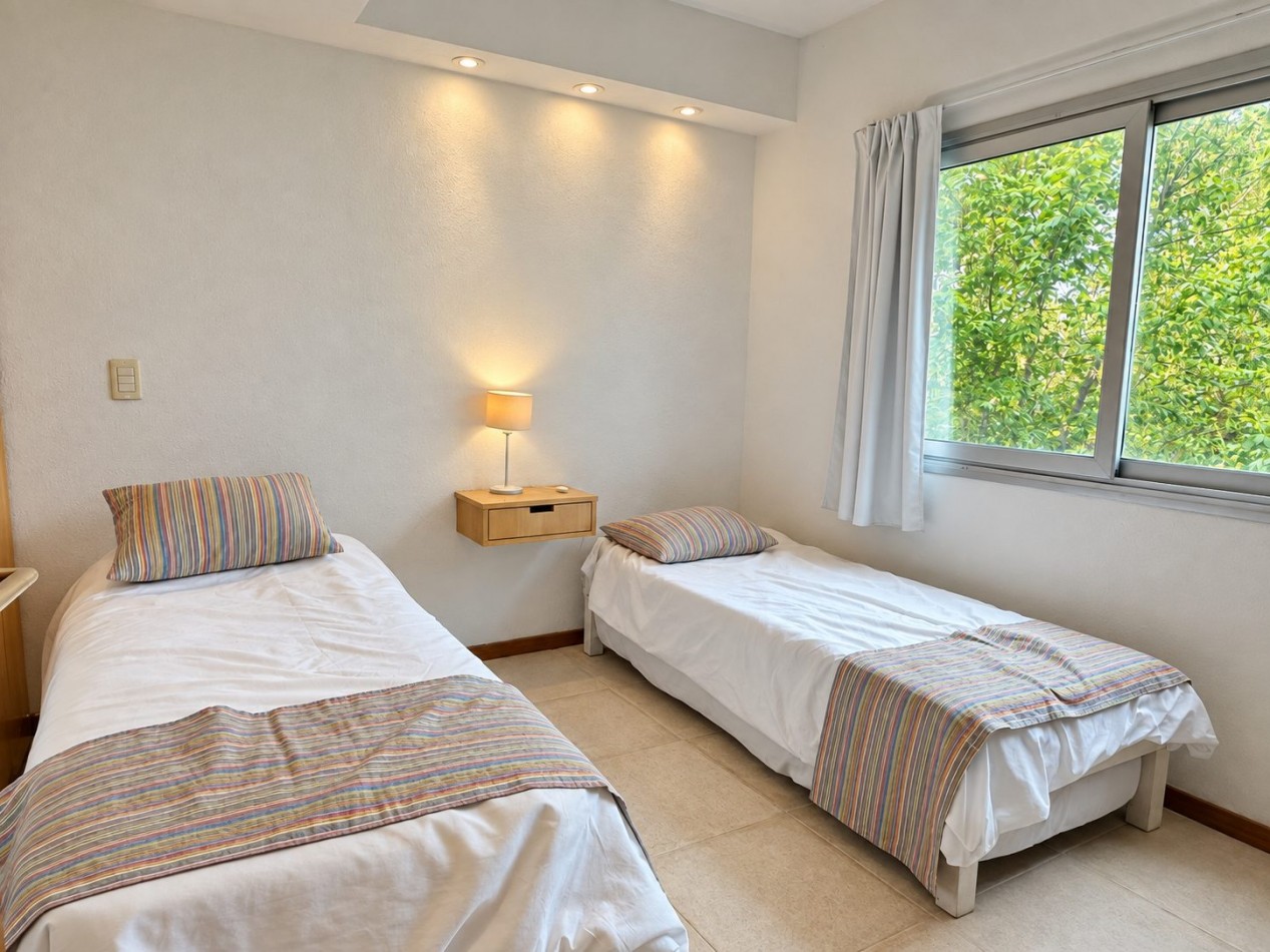 Alquiler de verano Triplex en Pinamar, 5 personas, con pileta, cochera, cerca del centro 