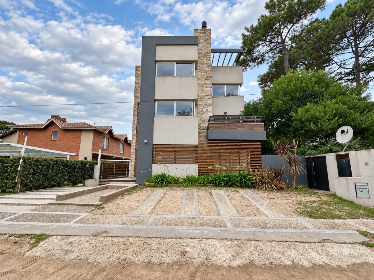 Alquiler de verano Triplex en Pinamar, 5 personas, con pileta, cochera, cerca del centro 