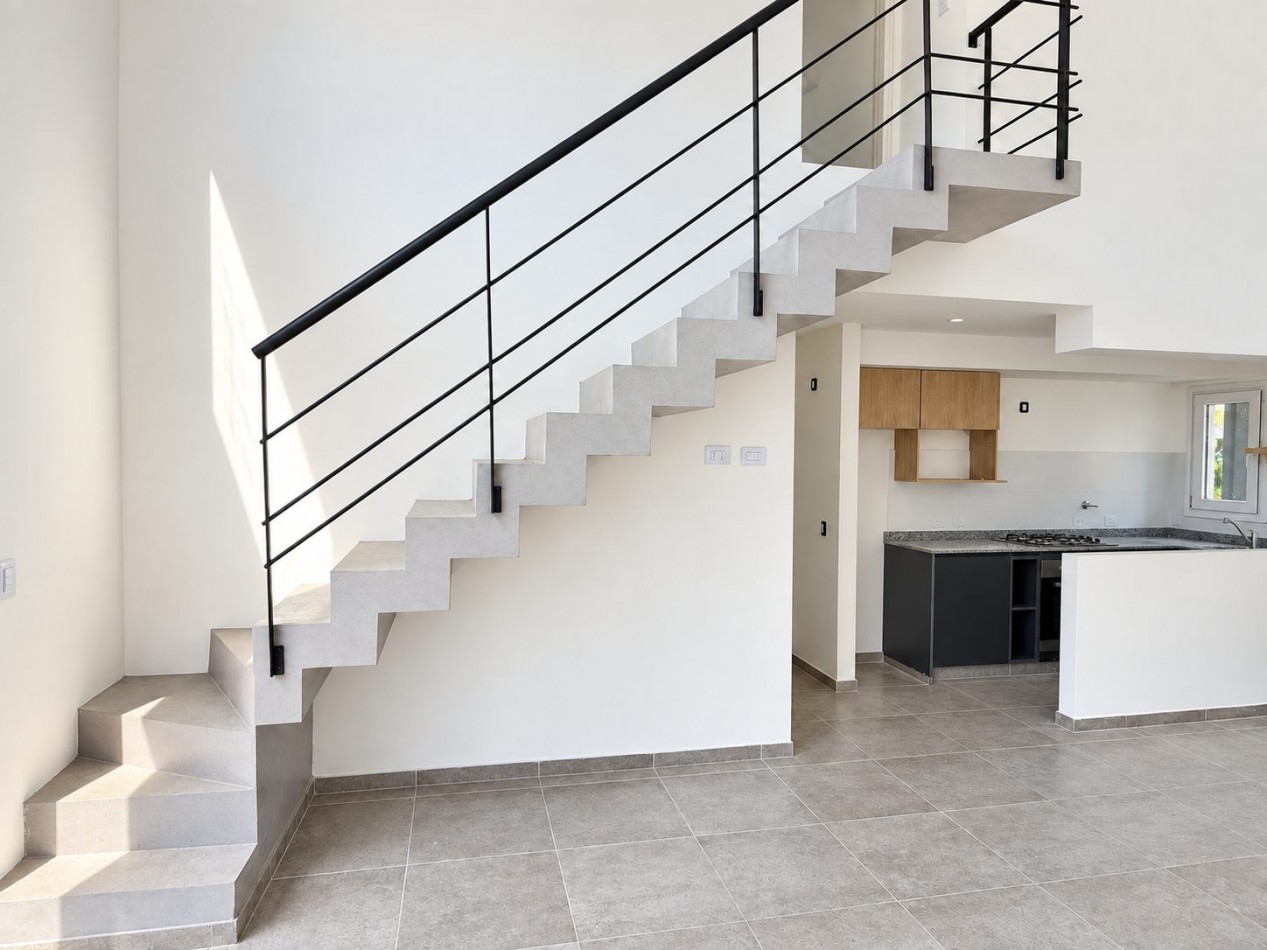 Moderno Departamento tipo duplex en venta con patio privado, gas natural, cochera | financiacion y permuta