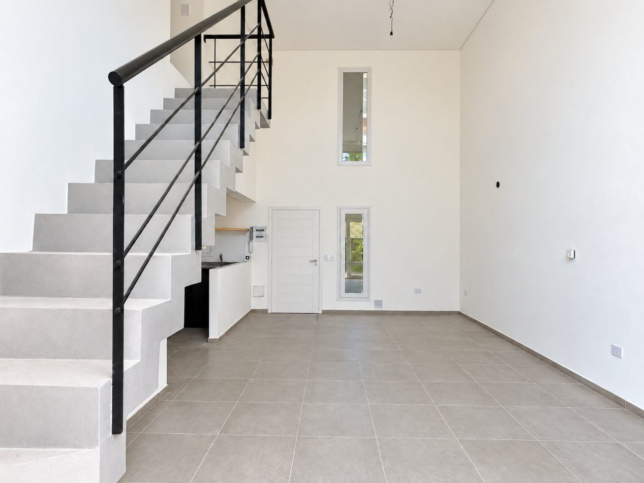 Moderno Departamento tipo duplex en venta con patio privado, gas natural, cochera | financiacion y permuta