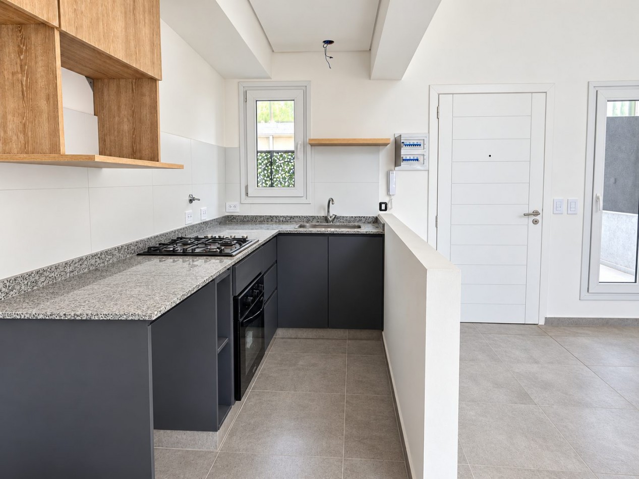 Moderno Departamento tipo duplex en venta con patio privado, gas natural, cochera | financiacion y permuta