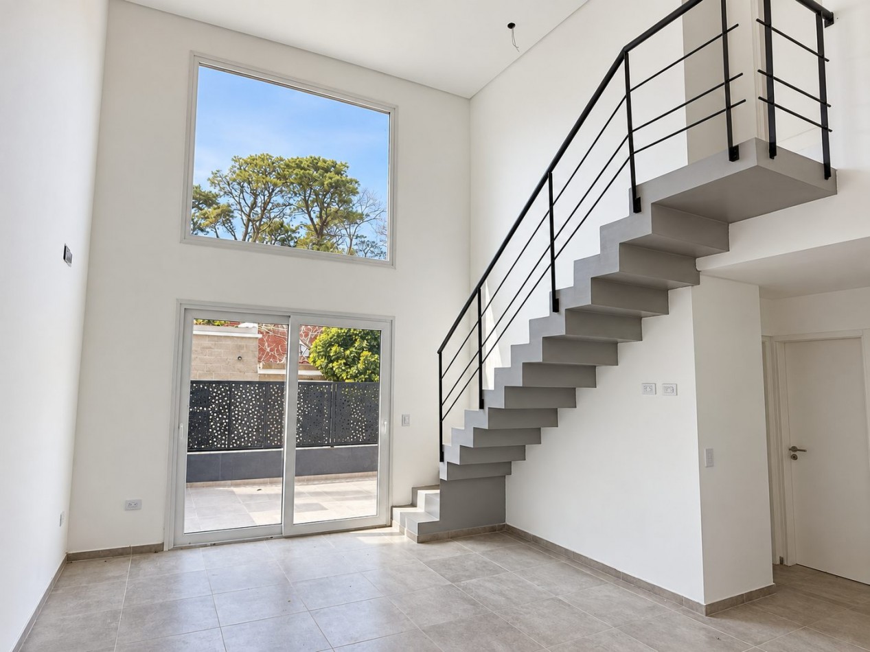 Moderno Departamento tipo duplex en venta con patio privado, gas natural, cochera | financiacion y permuta