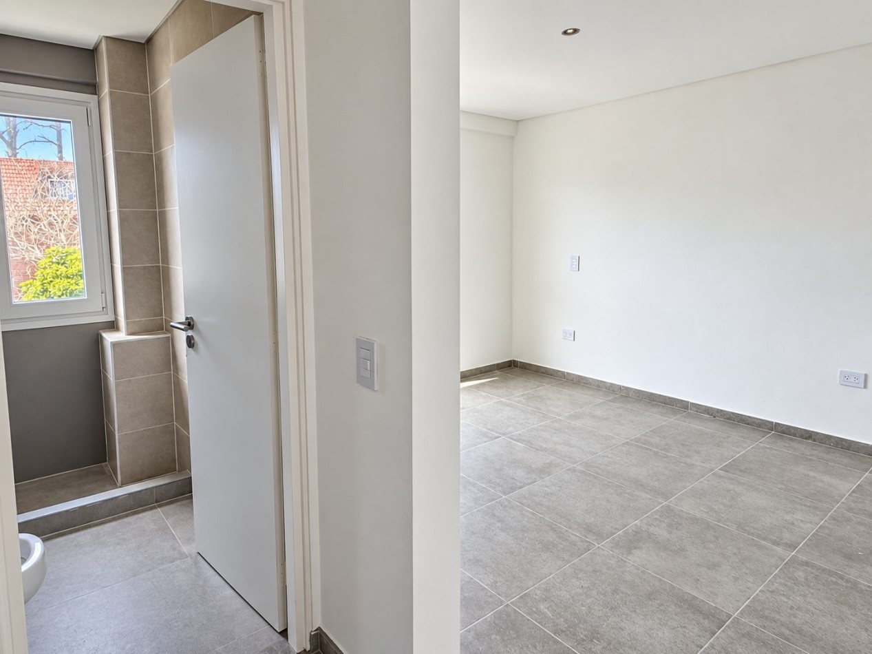 Moderno Departamento tipo duplex en venta con patio privado, gas natural, cochera | financiacion y permuta