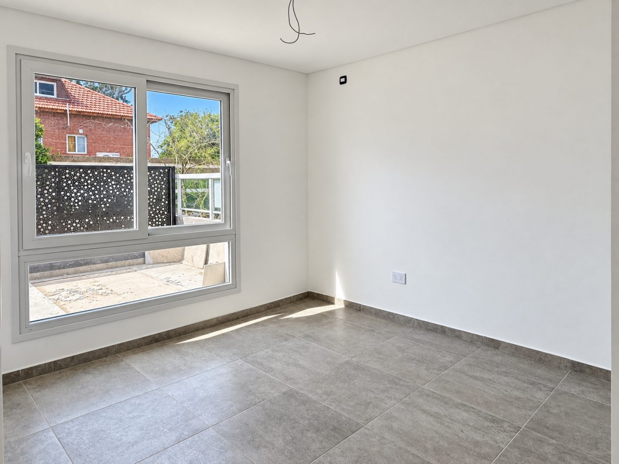 Moderno Departamento tipo duplex en venta con patio privado, gas natural, cochera | financiacion y permuta