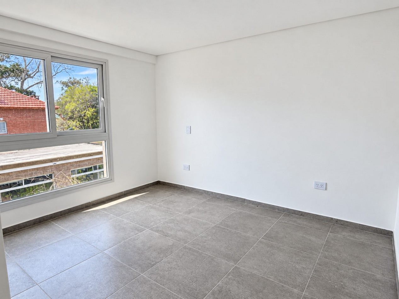 Moderno Departamento tipo duplex en venta con patio privado, gas natural, cochera | financiacion y permuta