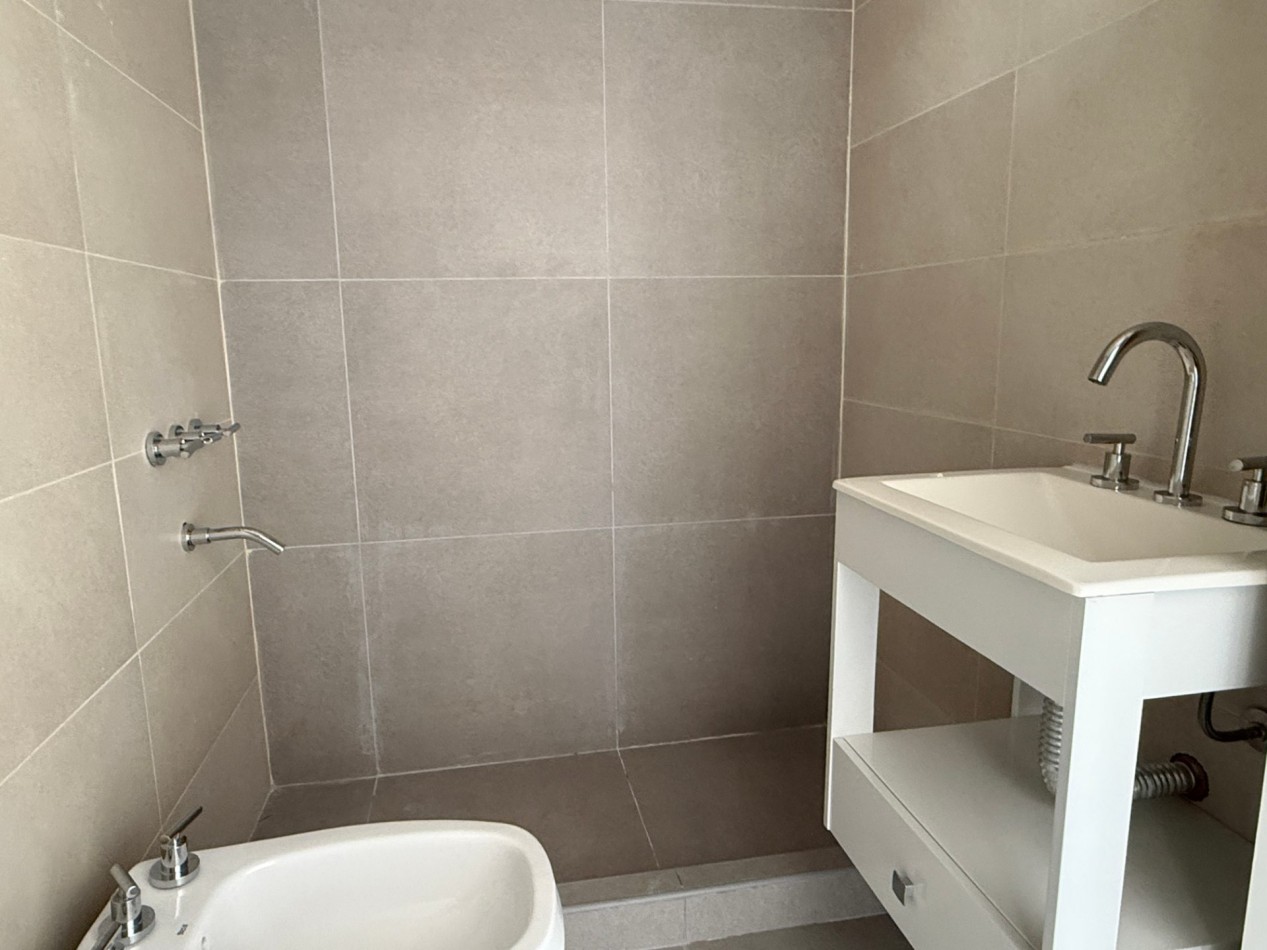 Venta departamento de 2 ambientes en Pinamar, con terraza, gas natural, losa radiante y cochera