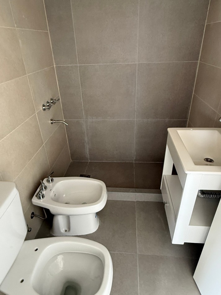 Venta departamento de 2 ambientes en Pinamar, con terraza, gas natural, losa radiante y cochera