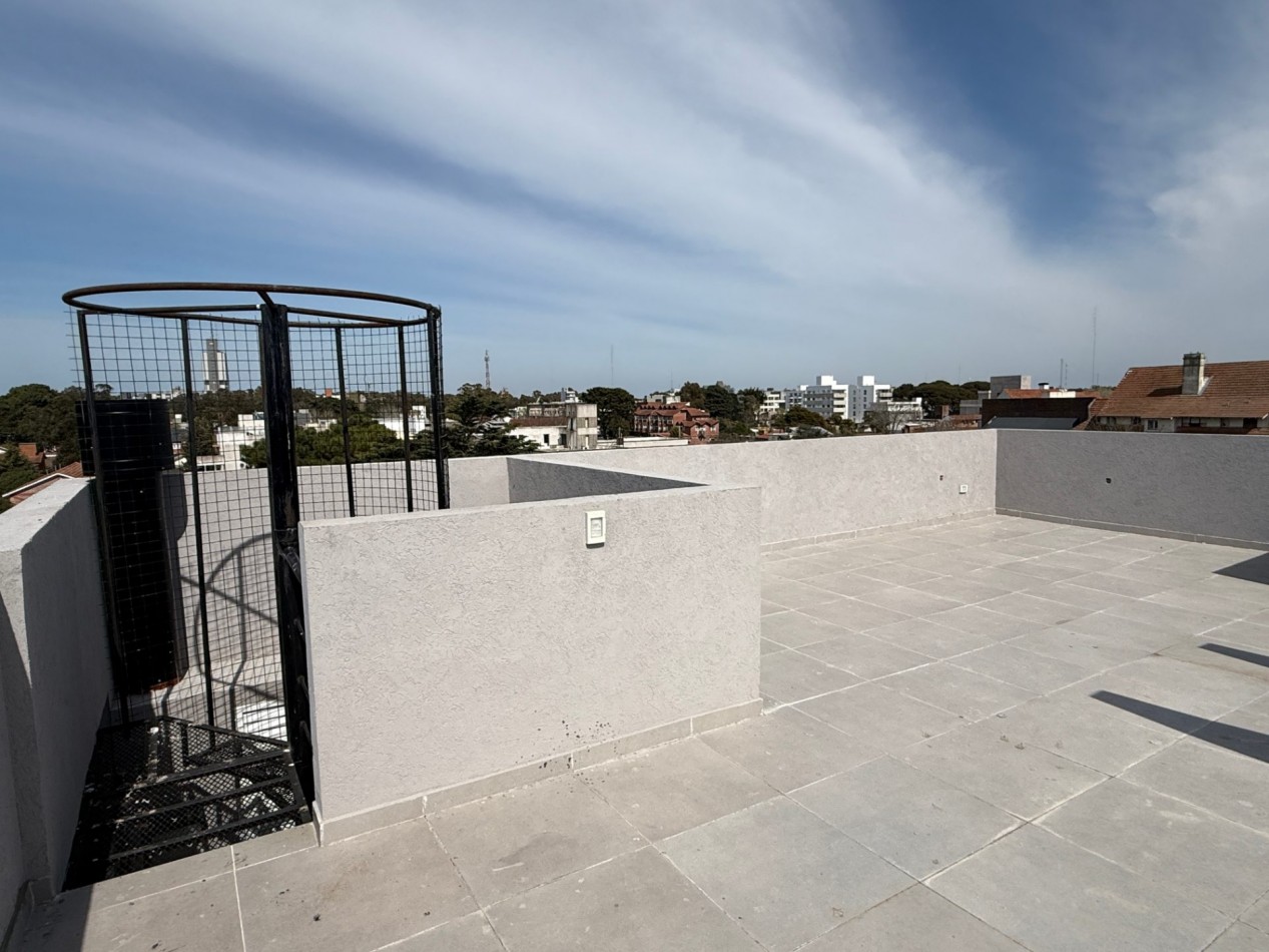 Venta departamento de 2 ambientes en Pinamar, con terraza, gas natural, losa radiante y cochera