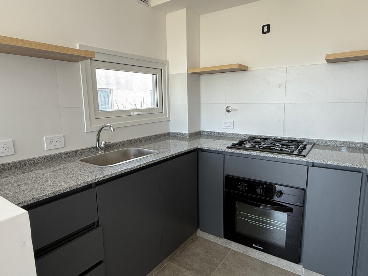Venta departamento de 2 ambientes en Pinamar, con terraza, gas natural, losa radiante y cochera