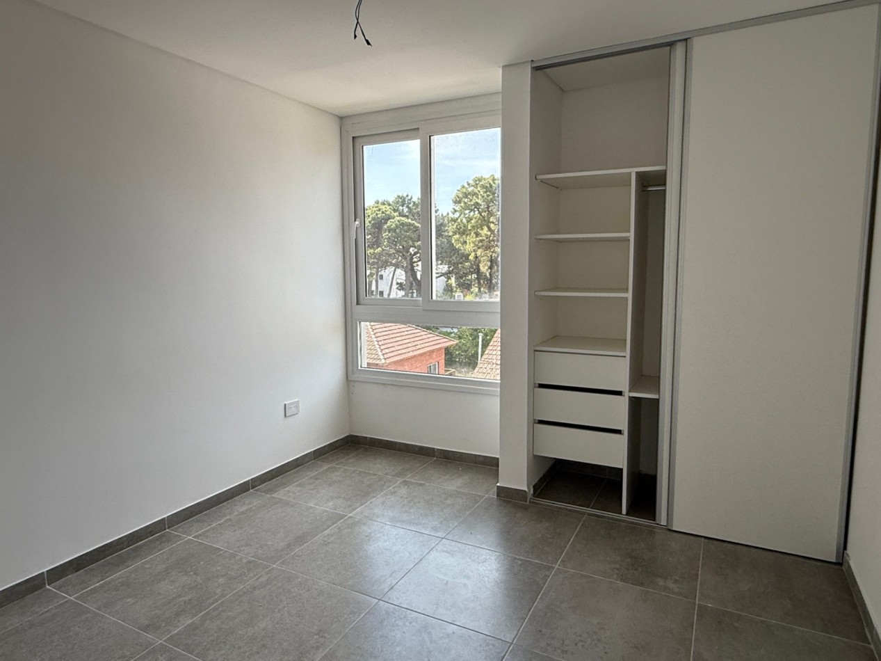 Venta departamento de 2 ambientes en Pinamar, con terraza, gas natural, losa radiante y cochera