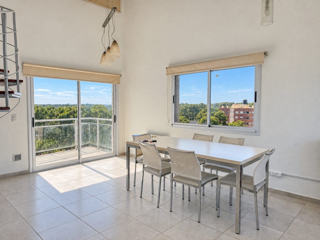 Departamento a la venta en Pinamar con 3 dormitorios, tipo duplex con gas natural y cochera cubierta