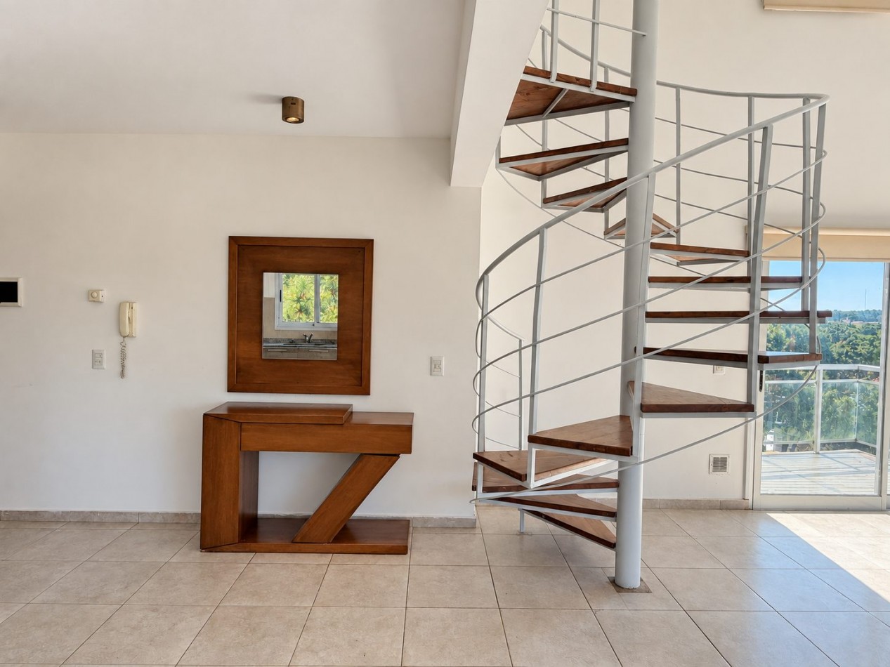 Departamento a la venta en Pinamar con 3 dormitorios, tipo duplex con gas natural y cochera cubierta