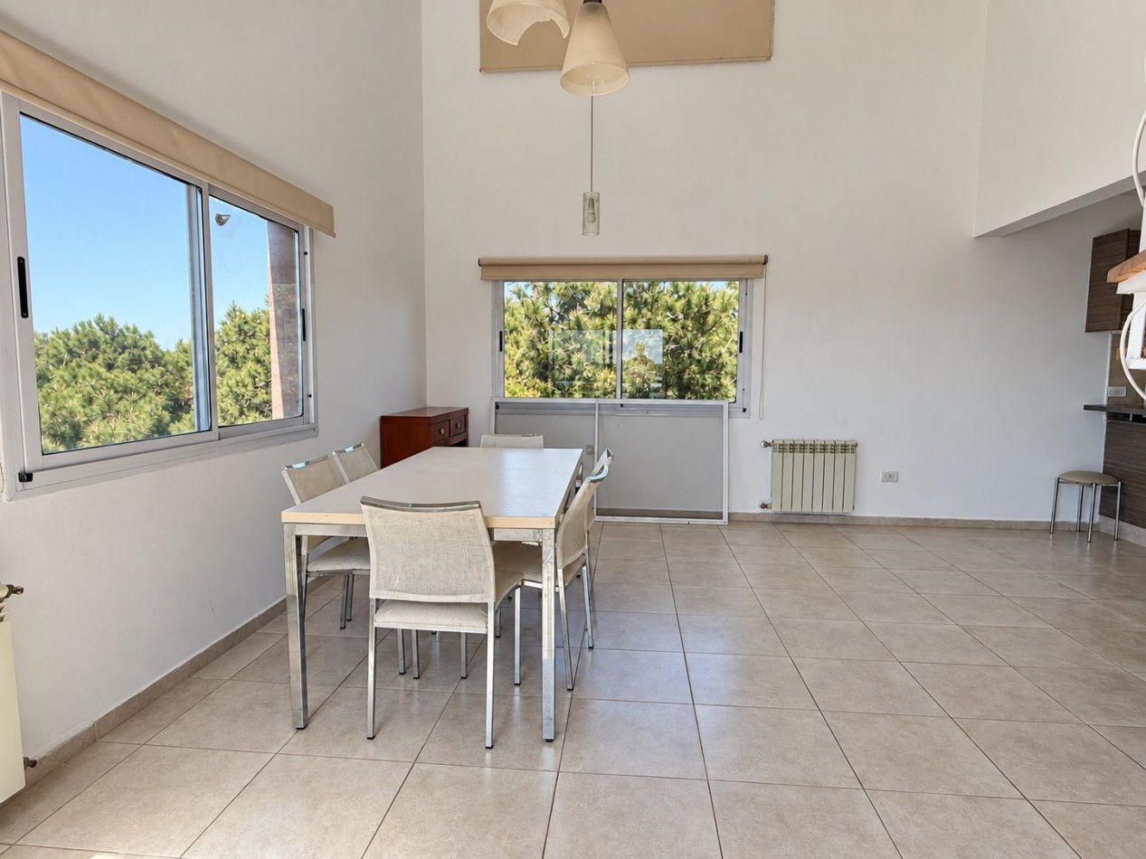 Departamento a la venta en Pinamar con 3 dormitorios, tipo duplex con gas natural y cochera cubierta